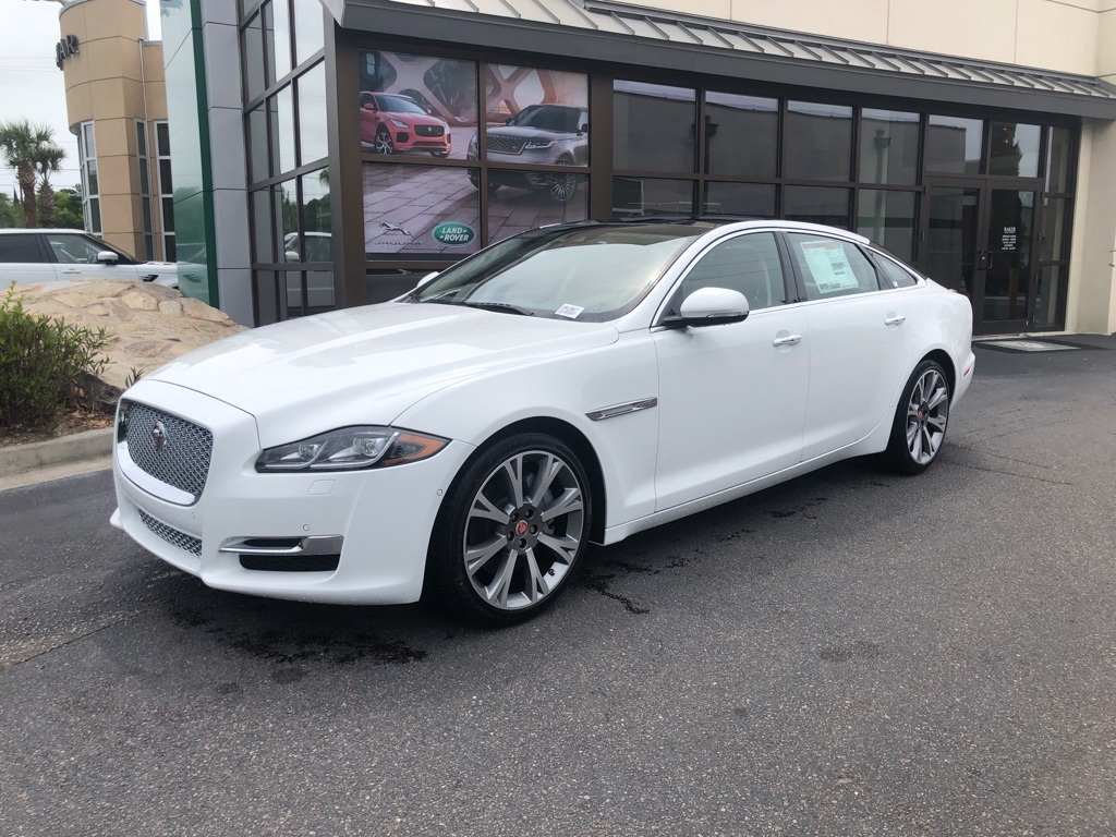седан преміум-класа Jaguar XJL
